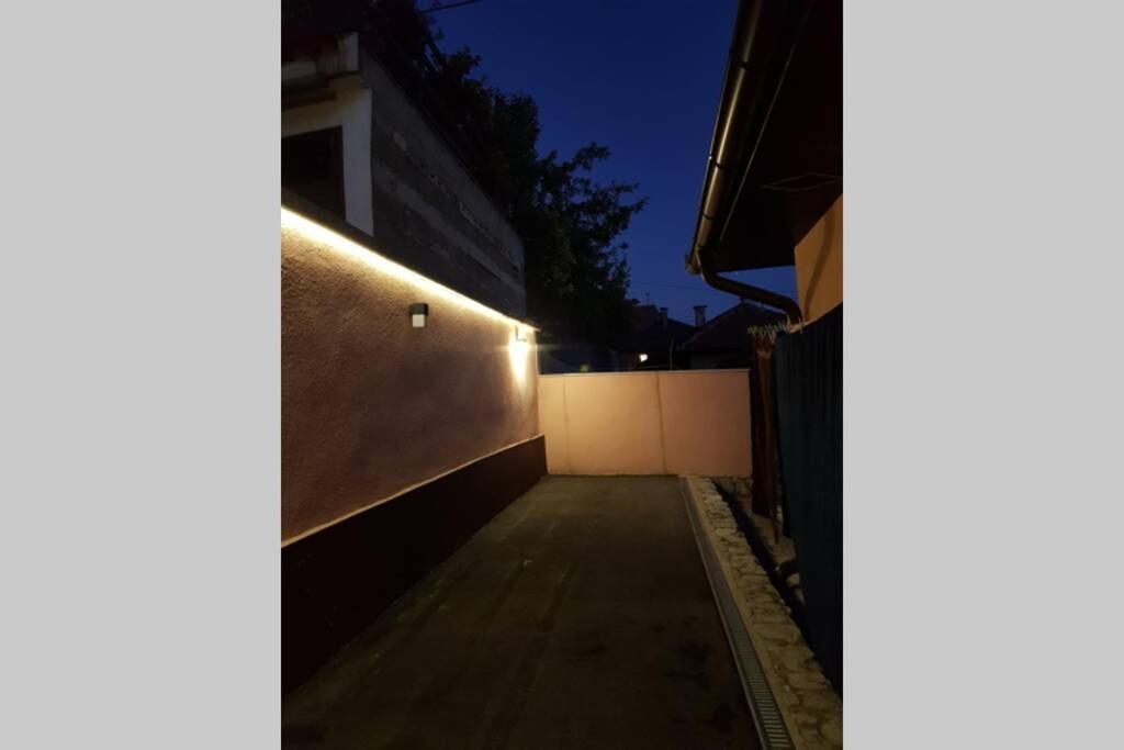 Apartman Sa Garazom I Internetom ซาราเยโว ภายนอก รูปภาพ