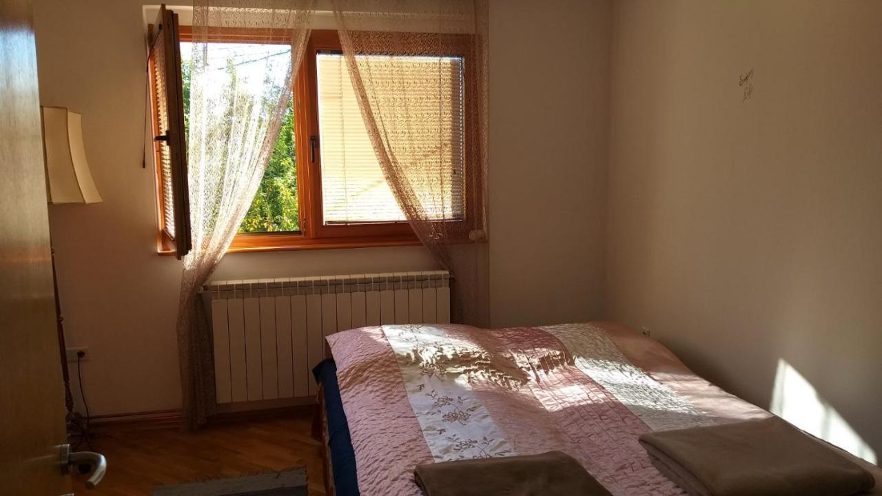 Apartman Sa Garazom I Internetom ซาราเยโว ภายนอก รูปภาพ